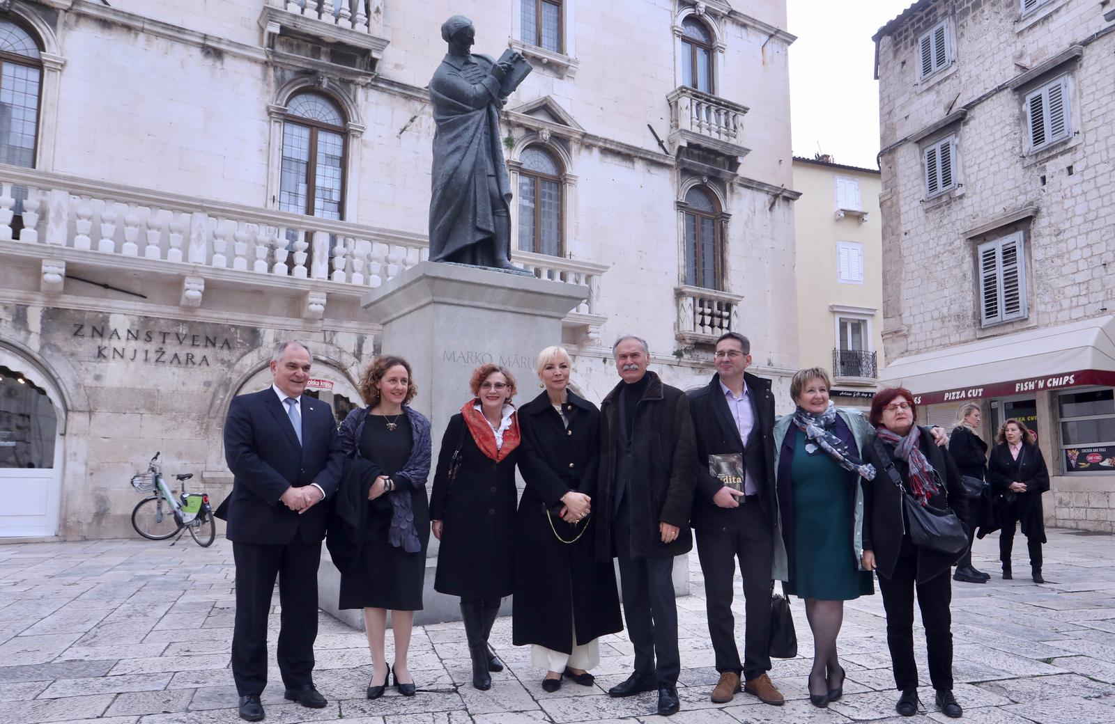 05.01.2024.,Split-Povodom otvorenja Godine Marka Marulica ministrica kulture i medija dr.sc. Nina Obuljen Korzinek predstavila brojne programe i nakon toga prosetala gradom pored spomenika oca hrvatske knjizevnosti u drustvu zupana i ostalihnuzvanika. Photo: Ivo Cagalj/PIXSELL