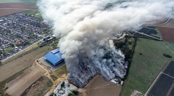 05.10.2023., Osijek - Fotografija iz zraka pozara uskladistene plastike na otvorenom prostoru u pogonu osjecke tvrtke "Drava international" kod prigradskog naselja Brijest. Photo: Davor Javorovic/PIXSELL