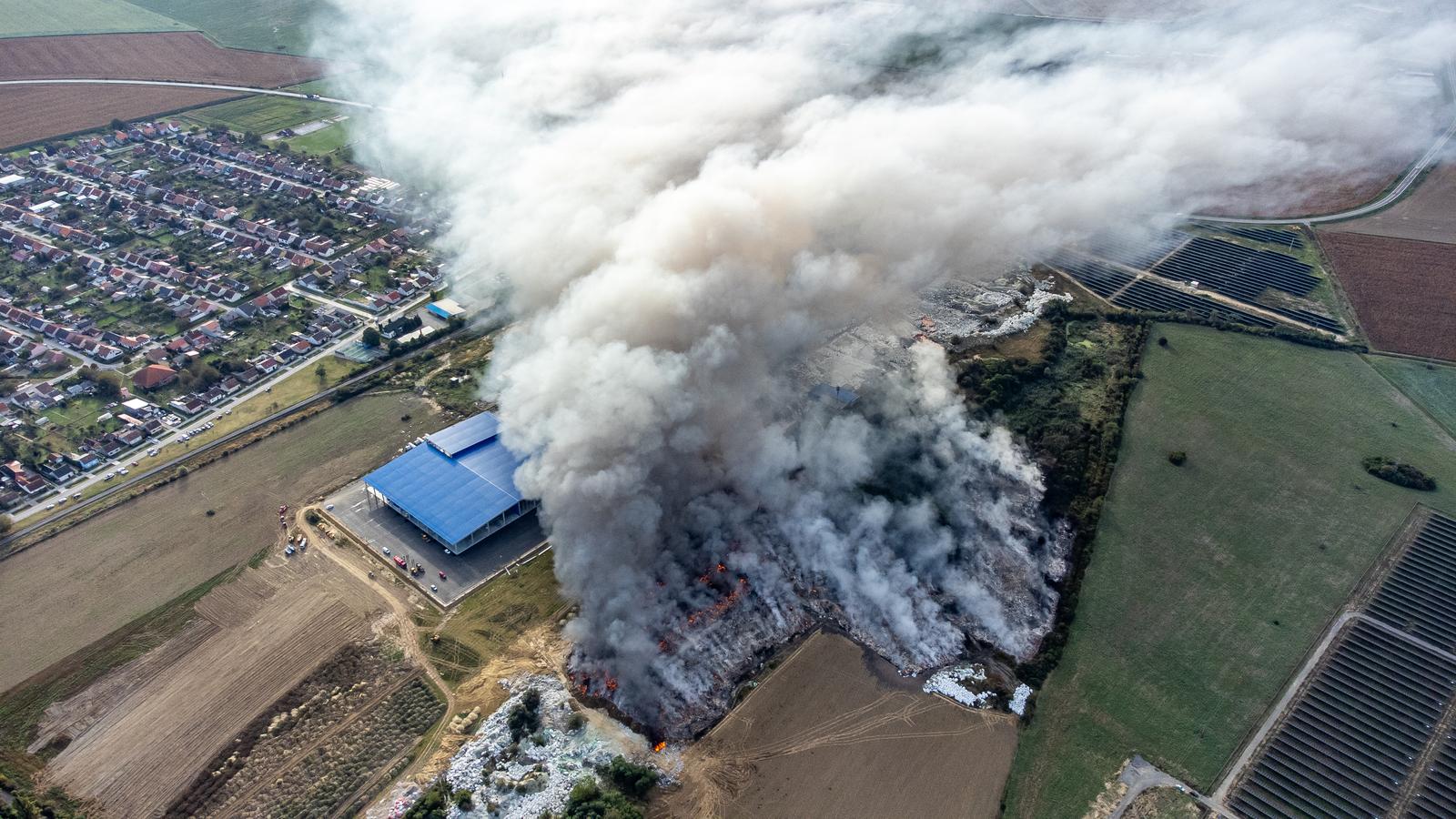 05.10.2023., Osijek - Fotografija iz zraka pozara uskladistene plastike na otvorenom prostoru u pogonu osjecke tvrtke "Drava international" kod prigradskog naselja Brijest. Photo: Davor Javorovic/PIXSELL