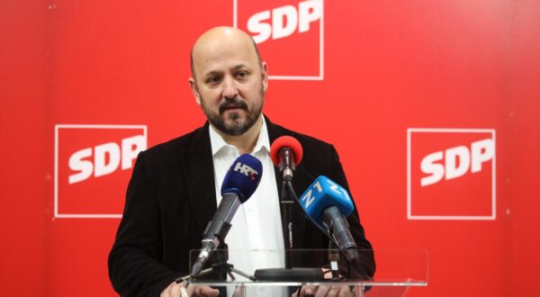05.12.2020., Zagreb - Konferencija za medije SDP-a Zagreb na kojoj se simbolicki u opticaj izdala novcanica od minus milijun kuna sa likom i djelom gradonacelnika Zagreba, Milana Bandica. Konferenciji je pʚisustvovao predsjednik Gradske organizacije SDP-a Zagreb, Gordan Maras. rPhoto: Tomislav Miletic/PIXSELL