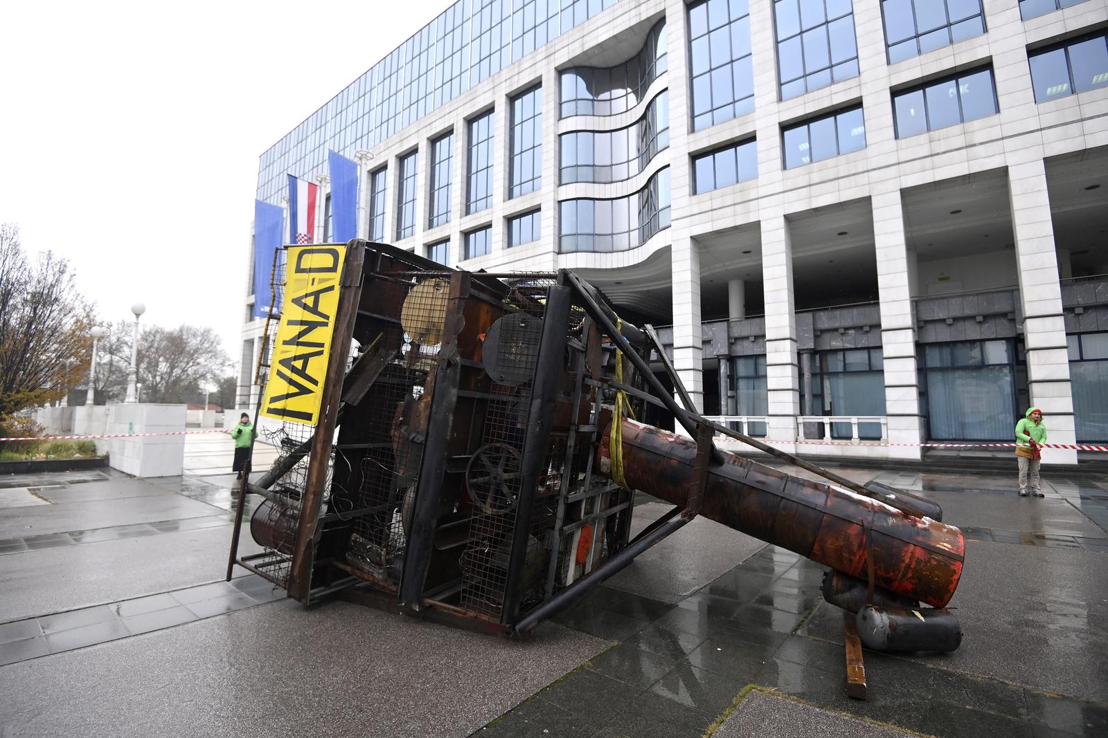 05.12.2023., Zagreb - Performans Greenpeacea ispred zgrade INA-e povodom 3. obljetnice potonuca platforme Ivana D. Photo: Igor Soban/PIXSELL
