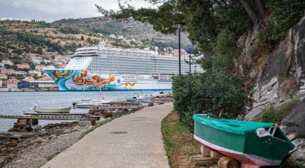 06.10.2021., Solitudo, Lapad, Dubrovnik - Posezona u Dubrovniku. Dolazak kruzera uvijek je "stresan" za staru gradsku jezgru. 
Photo: Grgo Jelavic/PIXSELL Photo: Grgo Jelavic/PIXSELL