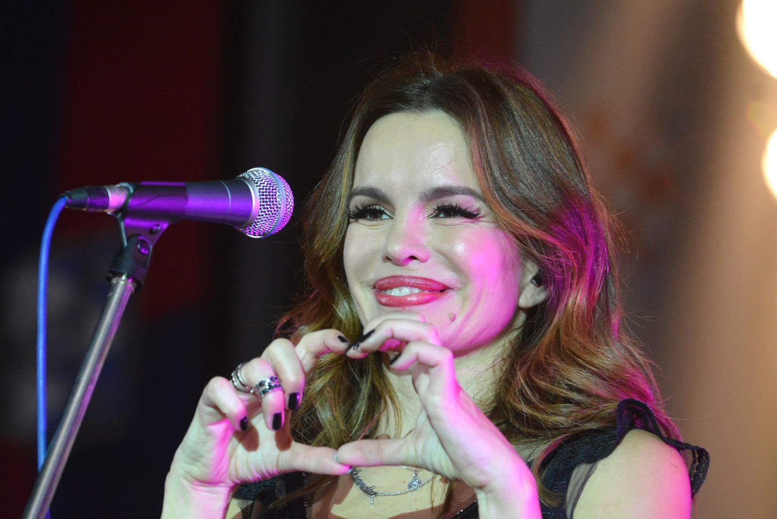 06.03.2015., Koprivnica - Severina je pred mnogobrojnim obozavateljima odrzala koncert u sportskoj dvorani Gimnazije Fran Galovic. "nPhoto: Damir Spehar/PIXSELL