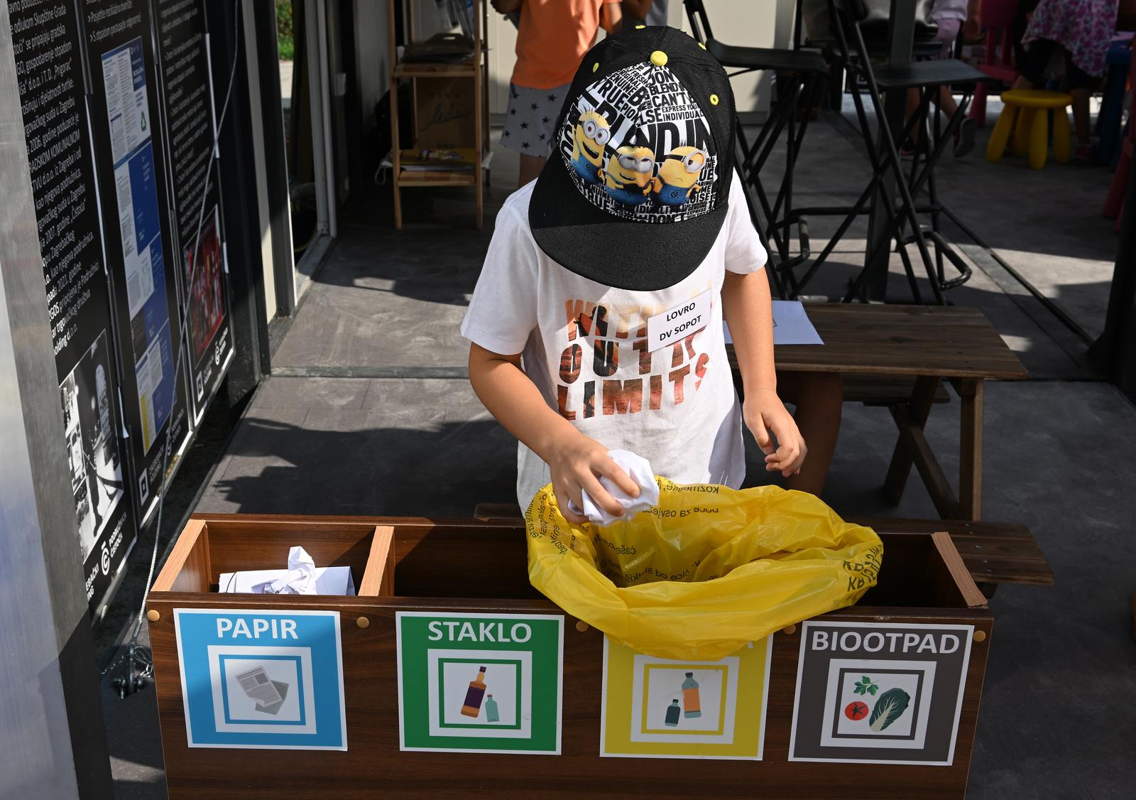7.9.2022., Zagreb - Na Bundeku je Cistoca organizirala edukaciju sortiranja otpada za osnovnoskolce i djecu vrtickog doba. Photo: Davorin Visnjic/PIXSELL