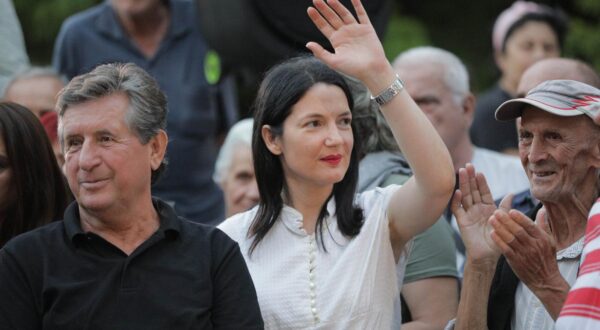 07.09.2023., plato ispred Narodne skupstine RS, Banjaluka (BiH) – Oporba u RS organizirala je prosvjed ispred Narodne skupstine RS (NSRS) pod nazivom "Skupstina na otvorenom" zbog krsenja zakljucaka Narodne skupstine za sta optuzuju vlast na celu sa Miloradom Dodikom. Iako je prvobitno policija odobrila ovaj prosvjed, nakon nekoliko sati MUP RS je povukao odluku, oporba je usprkos zabrani policije odrzala prosvjed ispred NSRS uz veliko prisustvo gradjana. Photo: Dejan Rakita/PIXSELL