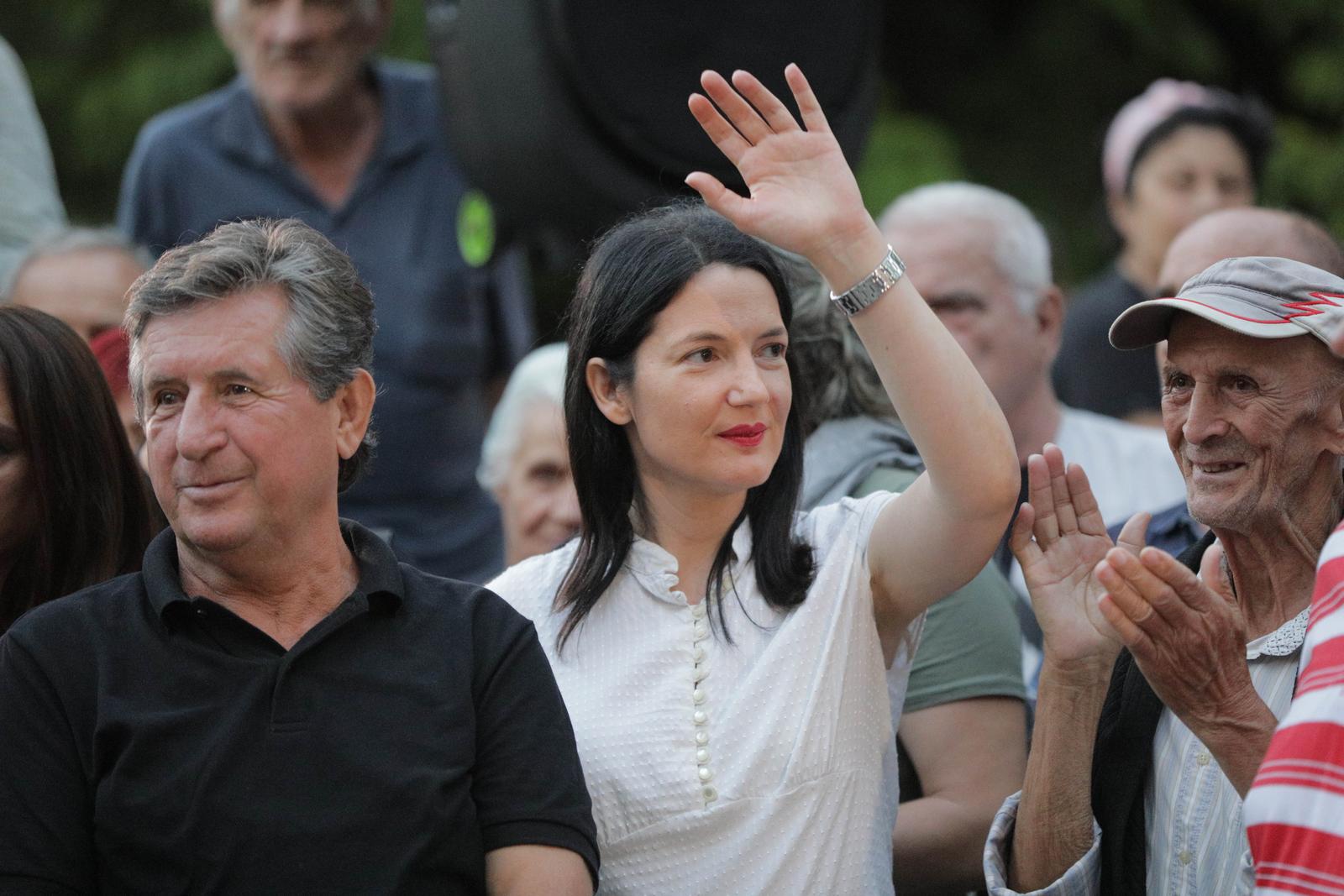 07.09.2023., plato ispred Narodne skupstine RS, Banjaluka (BiH) – Oporba u RS organizirala je prosvjed ispred Narodne skupstine RS (NSRS) pod nazivom "Skupstina na otvorenom" zbog krsenja zakljucaka Narodne skupstine za sta optuzuju vlast na celu sa Miloradom Dodikom. Iako je prvobitno policija odobrila ovaj prosvjed, nakon nekoliko sati MUP RS je povukao odluku, oporba je usprkos zabrani policije odrzala prosvjed ispred NSRS uz veliko prisustvo gradjana. Photo: Dejan Rakita/PIXSELL