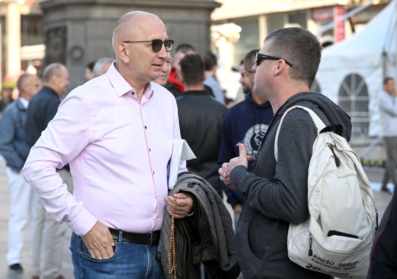 07.10.2023., Zagreb - Molitelji na trgu bana Josipa Jelacica i anti molitelji medju kojima je Predrag Fred Matic, Ivan Racan, Josko Klisovic, Ivan Pernar. Dario Kordic Photo: Marko Lukunic/PIXSELL