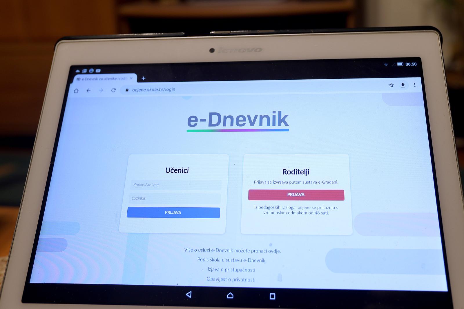 08.01.2024., Zagreb - Nedavno su na snagu stupile 16. po redu izmjene Zakona o odgoju i obrazovanju, a jedna od novosti je i da ce roditelji izostanke djeteta moci opravdavati i putem e-Dnevnika. Ova opcija u e-Dnevnik stize s pocetkom novog polugodista, a u Ministarstvu obrazovanja smatraju kako ce ovo uvelike olaksati administrativni dio posla razrednicima. Photo: Patrik Macek/PIXSELL