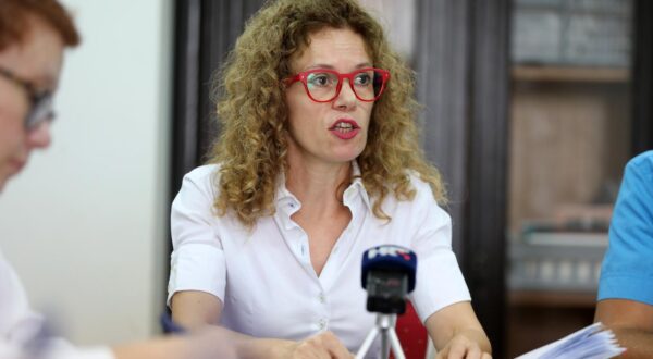 08.09.2022., Rijeka - Konferencija za medije povodom stanja u HNK Ivan pl Zajc pod nazivom "Alarm za rijecki HNK - sindikat prijeti ulicom, a Grad skriva dokumentaciju". Na konferenciji je govorila nezavisna gradska vijecnica i predsjednica Odbora za kulturu Masa Magzan. Photo: Goran Kovacic/PIXSELL
