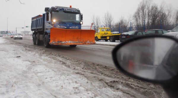 14.01.2009. Zagreb, Hrvatska -  Ralica je imala pune ruke posla zbog snijega i ledne kise koji su uzrokovali kaos u prometurPhoto: Zeljko Lukunic/24satar