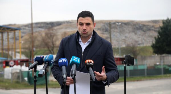 09.01.2024., Zagreb - Predsjednik Socijaldemokrata Grada Zagreba Davor Bernardic odrzao je ispred odlagalista otpada Jakusevec konferenciju za medije na temu: "Afera s ugovorom za zbrinjavanje biootpada i osvrt na ZET i Zagrebacki holding". Photo: Zeljko Hladika/PIXSELL