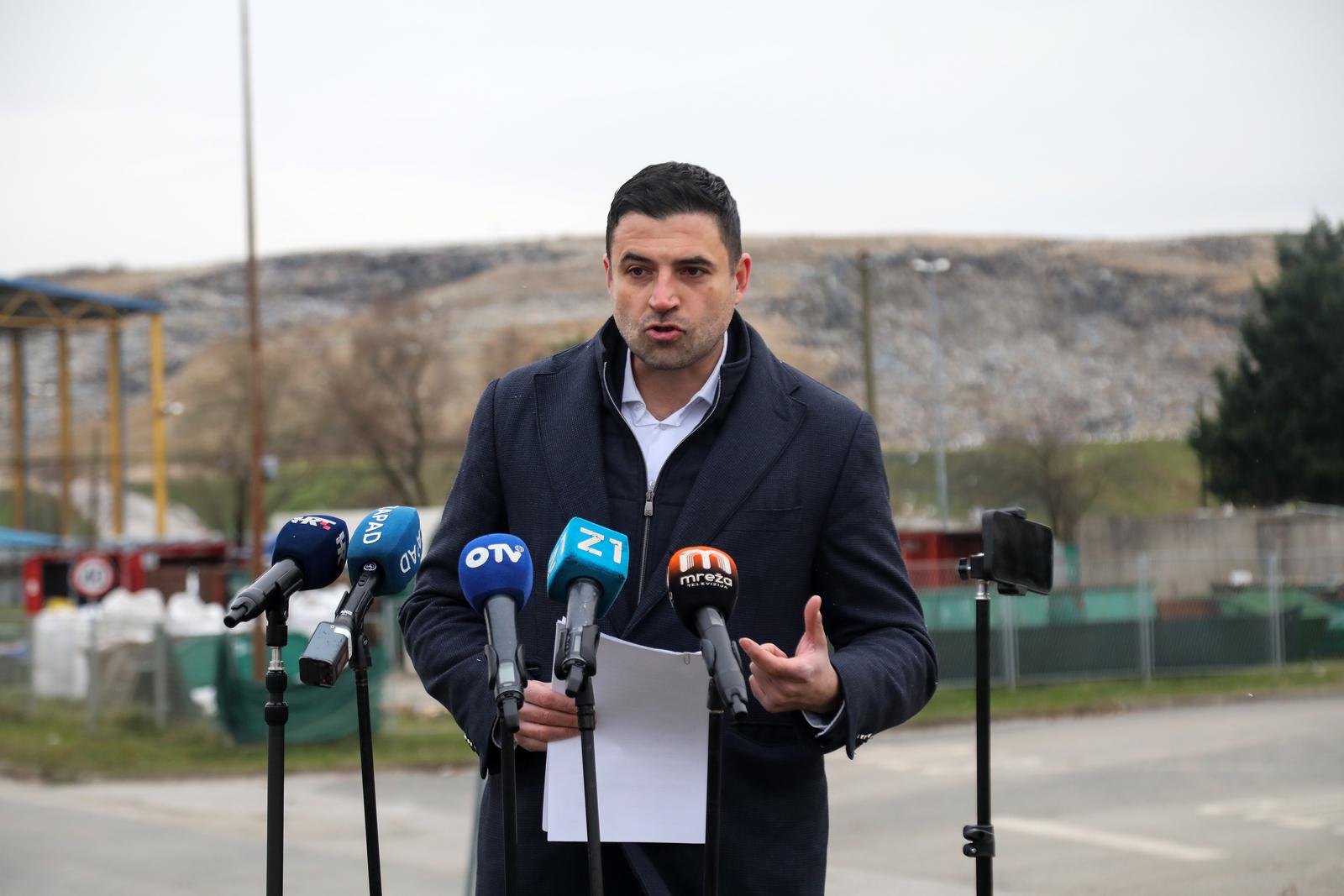 09.01.2024., Zagreb - Predsjednik Socijaldemokrata Grada Zagreba Davor Bernardic odrzao je ispred odlagalista otpada Jakusevec konferenciju za medije na temu: "Afera s ugovorom za zbrinjavanje biootpada i osvrt na ZET i Zagrebacki holding". Photo: Zeljko Hladika/PIXSELL
