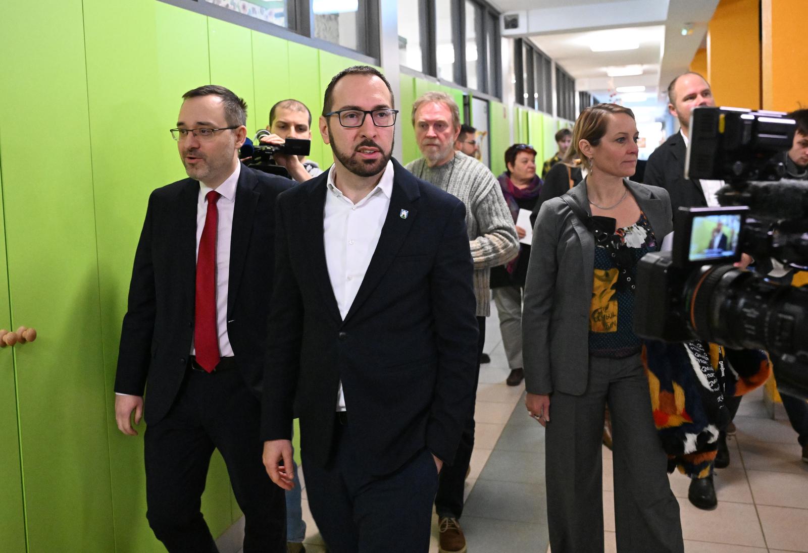09.01.2024., Zagreb - U obnovljenoj skoli Voltino predstavljene su nove aktivnosti u sklopu projekta zelene javne nabave Grada Zagreba. procelnik Gradskog ureda za obrazovanje, sport i mlade Luka Juros, gradonacelnik Zagreba Tomislav Tomasevic Photo: Davorin Visnjic/PIXSELL