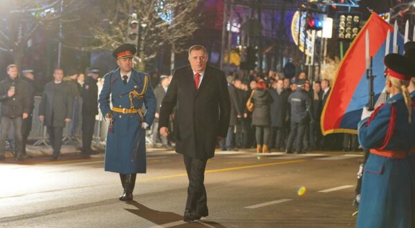 09.01.2024., Trg Krajine, Banja Luka (BiH) - Svecani defile u okviru Centralnog dogadjaja povodom Dana Republike odrzan je na Trgu Krajine u Banjaluci sa rekordnim brojem ucesnika, oko 3.000, pripadnika Ministarstva unutrasnjih poslova RS, javnog i civilnog sektora RS. Ove godine defile je upotpunio i "dron sou" sa oko 200 letjelica. U okviru svecanog defilea predstavljena su 22 esalona MUP RS, 14 pjesadijskih i osam motrizovanih. Proslavi su prisustvovali Darko Mladic, sin Ratka Mladica, i Danilo Vucic, sin Aleksandra Vucica. Iznad Trga Krajine uprilicen je dron show sa preko 200 letjelica. Proslava Dana RS odrzala se iako je Ustavni sud BiH ovaj praznik proglasio za neustavan.

Photo: Dejan Rakita/Pixsell Photo: Dejan Rakita/PIXSELL
