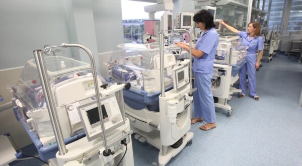 14.12.2009.,Split - U splitu otvorena zgrada novog rodilista.Dio klinike za zenske bolesti i porode je opremljen a dosta toga jos treba opremiti.Medicinske sestre kod inkubatora.rPhoto: Ivo Cagalj/PIXSELL