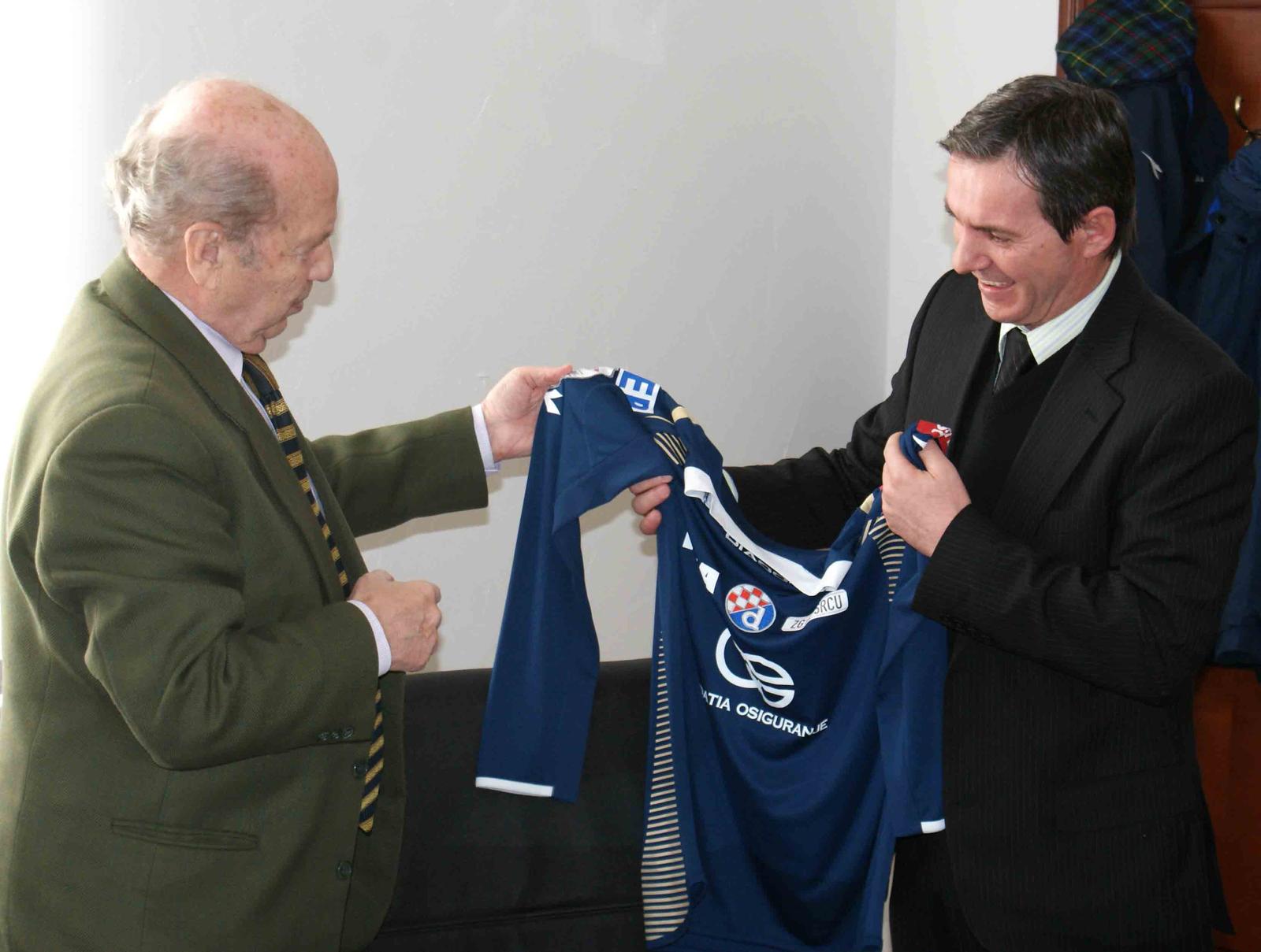 23.01.2010., Capljina - Predsjednik Dinama Mirko Barisic urucio je dres Dinama nacelniku Opcine Capljina dr.Smiljanu Vidicu. rPhoto: Frano Matic/VLM/PIXSELL