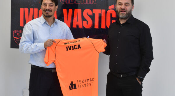 10.01.2024., Sibenik - Predsjednik uprave HNK Sibenik Zeljko Krajaica predstavio legendarnog nogometasa u ulozi trenera Ivicu Vastica. Photo: Hrvoje Jelavic/PIXSELL