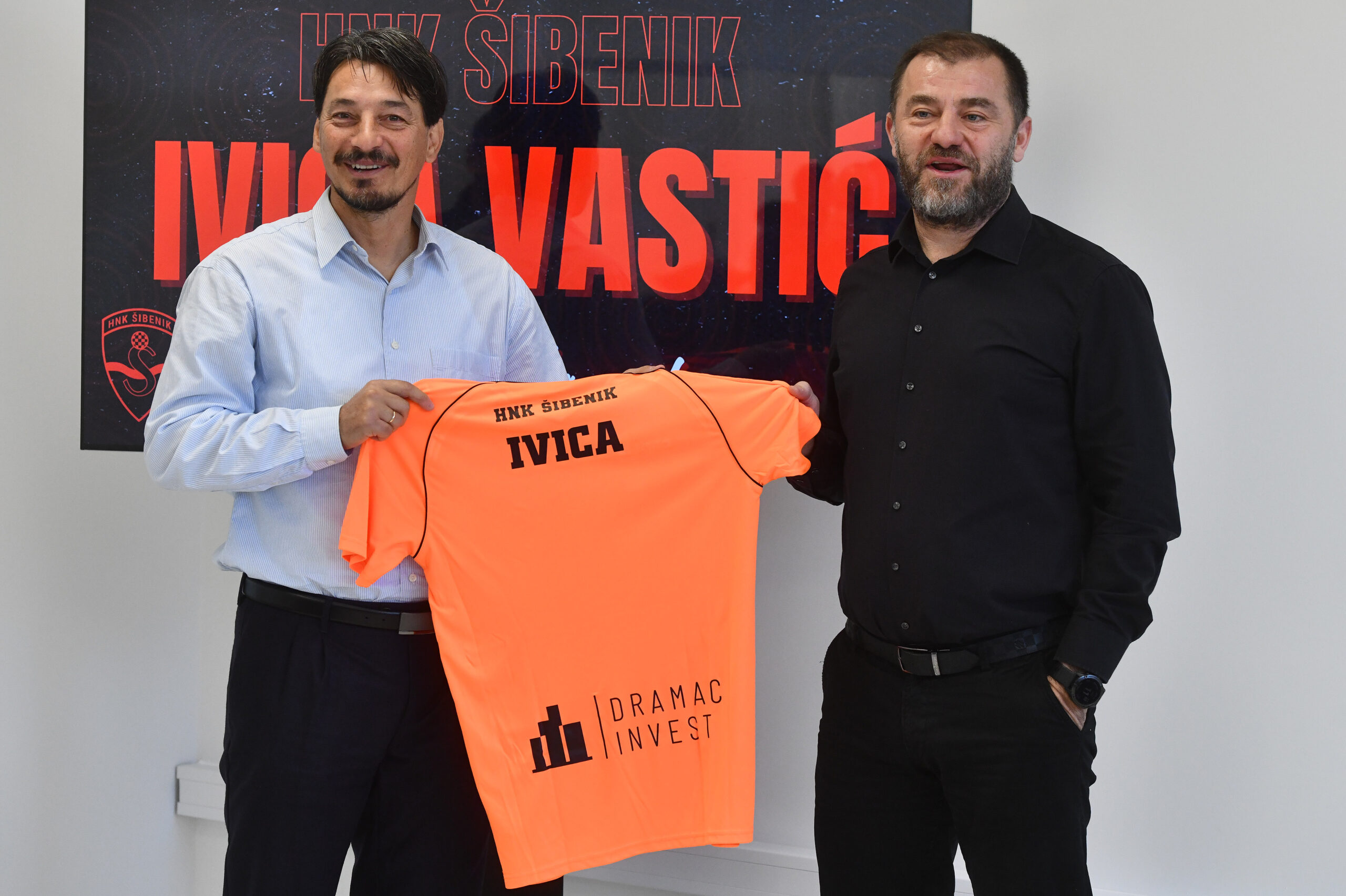 10.01.2024., Sibenik - Predsjednik uprave HNK Sibenik Zeljko Krajaica predstavio legendarnog nogometasa u ulozi trenera Ivicu Vastica. Photo: Hrvoje Jelavic/PIXSELL