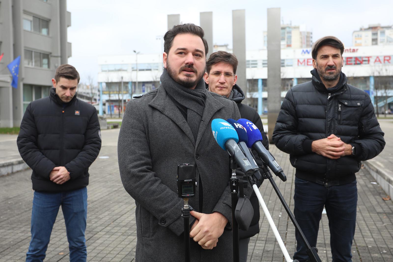 10.01.2024., Karlovac - Saborski zastupnici Mosta Marin Miletic i Zvonimir Troskot, zastupnik Hrvatskih suverenista Marko Milanovic Litre te potpredsjednik karlovackoga Gradskog vijeca Alenko Ribic i nacelnik  opcine Vojnic Nebojsa Andric odrzali su konferenciju za novinare o migrantima. Photo: Kristina Stedul Fabac/PIXSELL