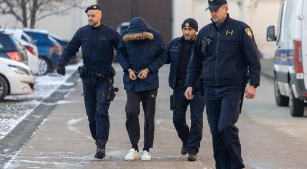10.01.2024., Vukovar - Policija Opcinskom drzavnom odvjetnistvu privodi osumnjicene za napad na maloljetnike.  Photo: Borna jaksic/PIXSELL
