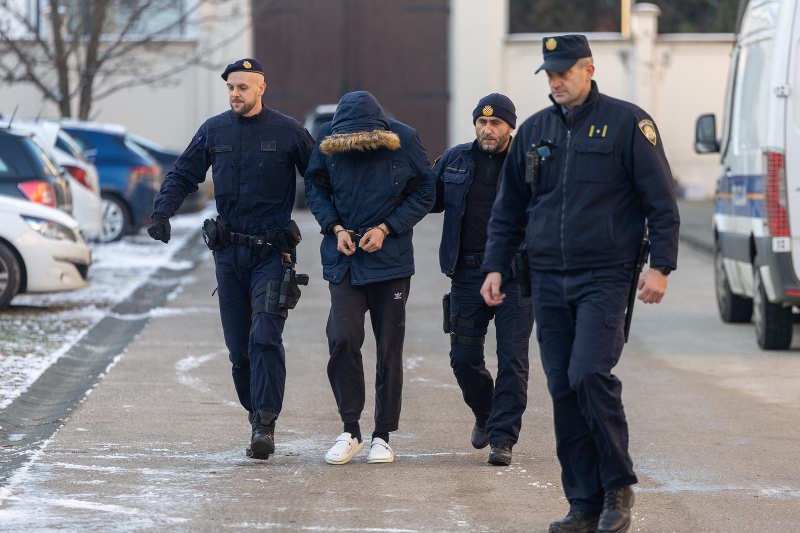 10.01.2024., Vukovar - Policija Opcinskom drzavnom odvjetnistvu privodi osumnjicene za napad na maloljetnike.  Photo: Borna jaksic/PIXSELL