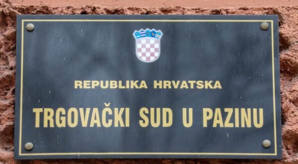 10.03.2023., Pazin - Na Trgovackom sudu u Pazinu odrzano je rociste u slucaju "Hiljadarke" protiv odluke pulskog gradonacelnika Filipa Zoricica da se zabrani koncert narodne glazbe koji se trebao odrzati u Domu sportova Mate Parlov u Puli 25 ozujka 2023. S obje strane na rocistu su bili odvjetici Srdjan Simic za Hiljadarku i Kresimir Skarica za Pulu. Photo: Srecko Niketic/PIXSELL