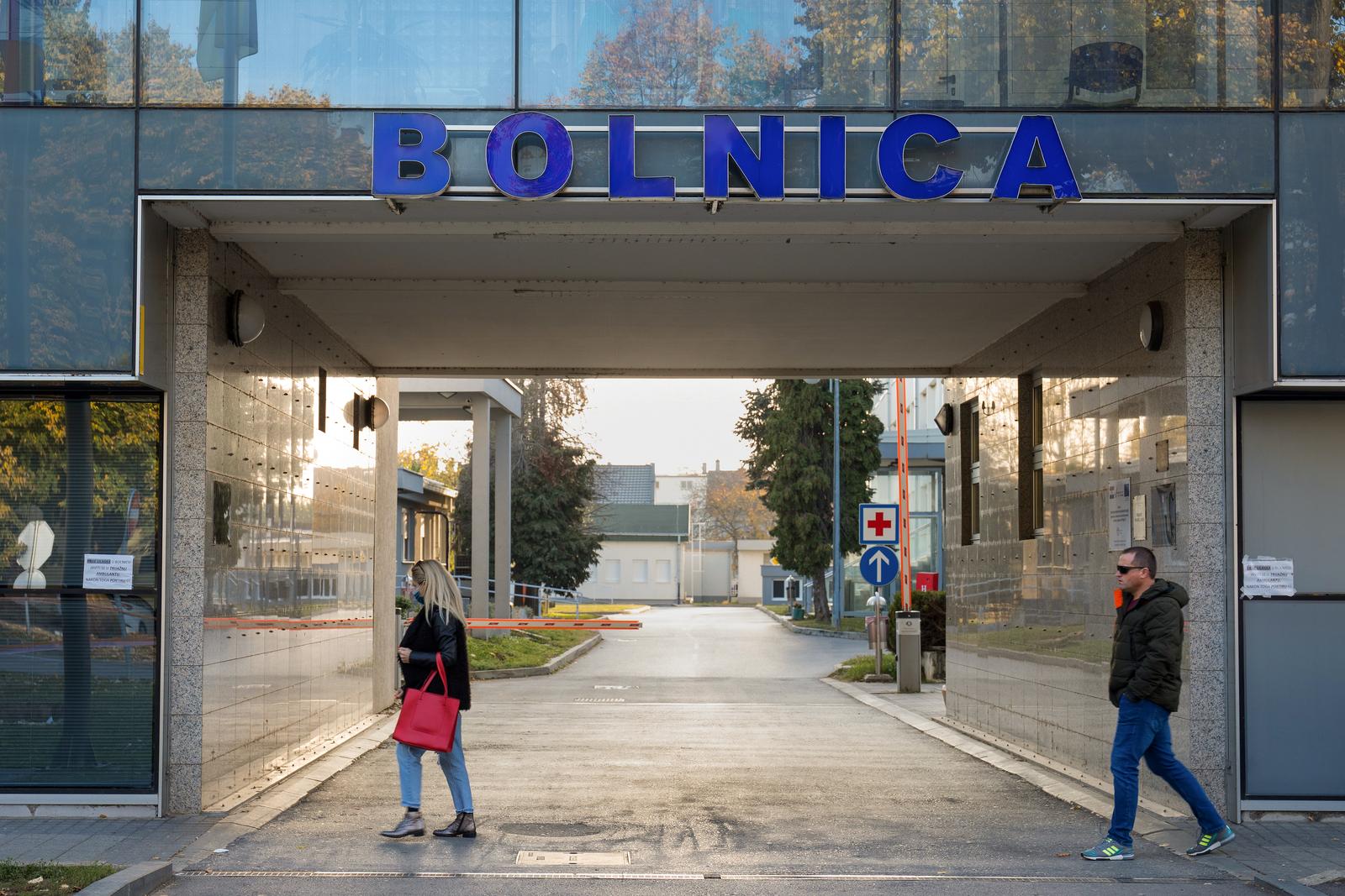 26.10.2021., Vukovar - Mjesto sjecanja – Vukovarska bolnica 1991.
Za vrijeme opsade Vukovara gradska bolnica postala je vojna bolnica.
Tijekom opsade Vukovarska bolnica je bila pod stalnim neprijateljskim vatrom, unatoc velikom crvenom krizu koji je postavljen u krovnoj bolnici, signalizirao je neprijateljskom zrakoplovstvu da je rijec na mjestu zasticenom Zenevskim konvencijama. Unatoc tome, tijekom tromjesecne opsade grada na krugu bolnice svakodnevno su padali projekti. Medicinsko osoblje i pacijenti premjesteni su u podrumu bolnice gdje su lijecnici radili u neadekvatnim uvjetima i bez potrebne medicinske opreme. Dana 20. studenoga 1991. godine pripadnici JNA zaustavili su medjunarodne promatrace u sredistu grada te su za to vrijeme iz bolnice izveli vise od 260 ljudi koji su ubijeni na Ovcari ili nekoj drugoj lokaciji, a za mnoge se jos i danas traga.
Na potresan nacin ovdje je prikazana atmosfera koja je vladala u vukovarskoj bolnici te jeseni 1991. godine – trenutak zaustavljen u vremenu. U podrumskim prostorijama Vukovarske bolnice, vjerno je rekonstruiran zivot nekoliko stotina ranjenika i bolnickog osoblja tijekom okupacije grada.  Ovaj postav nastao je u sjecanje na te herojske dane. Photo: Emica Elvedji/PIXSELL