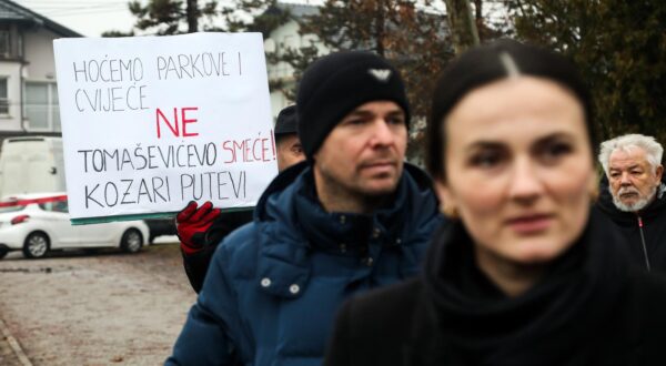 10.12.2023., Zagreb - Udruga za zastitu okolisa Resnik organizirala je prosvjedni skup "Resnik je problem, a ne rjesenje" protiv izgradnje centra za gospodarenje otpadom. Photo: Zeljko Hladika/PIXSELL