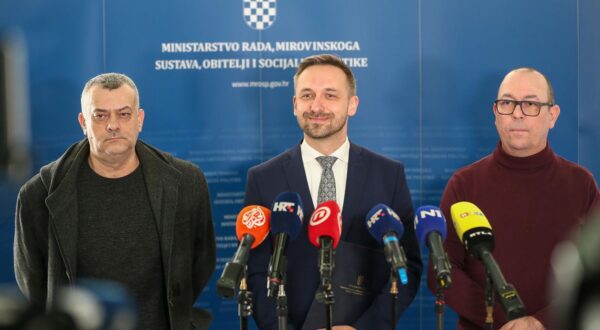 11.01.2024., Zagreb - Prvi sastanak pregovarackih odbora Vlade RH i predstavnika sindikata o sklapanju novog Temeljnog kolektivnog ugovora za sluzbenike i namjestenike u javnim sluzbama i sklapanju izmjena i dopuna Kolektivnog ugovora za drzavne sluzbenike i namjestenike odrzan je u Ministarstvu rada, mirovinskog sustava, obitelji i socijalne politike. Ministar rada, mirovinskoga sustava, obitelji i socijalne politike Marin Piletic dao je izjavu medijima nakon sastanka s predstavnicima sindikata. predsjednik Nezavisnog sindikata djelatnika MUP-a Zdravko Loncar, ministar Marin Piletic, predsjednik Sindikata policije Hrvatske Dubravko Jagic  Photo: Matija Habljak/PIXSELL