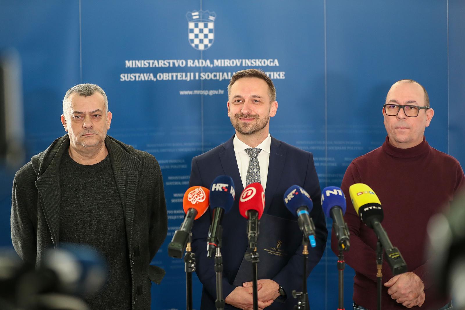 11.01.2024., Zagreb - Prvi sastanak pregovarackih odbora Vlade RH i predstavnika sindikata o sklapanju novog Temeljnog kolektivnog ugovora za sluzbenike i namjestenike u javnim sluzbama i sklapanju izmjena i dopuna Kolektivnog ugovora za drzavne sluzbenike i namjestenike odrzan je u Ministarstvu rada, mirovinskog sustava, obitelji i socijalne politike. Ministar rada, mirovinskoga sustava, obitelji i socijalne politike Marin Piletic dao je izjavu medijima nakon sastanka s predstavnicima sindikata. predsjednik Nezavisnog sindikata djelatnika MUP-a Zdravko Loncar, ministar Marin Piletic, predsjednik Sindikata policije Hrvatske Dubravko Jagic  Photo: Matija Habljak/PIXSELL