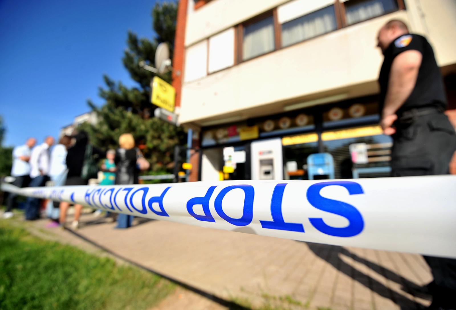 11.05.2011., Zagreb - Pljacka Poste u u ulici Hrgovici 38 u naselju Jarun. Ocevid je u tijeku. rPhoto: Marko Lukunic/PIXSELL
