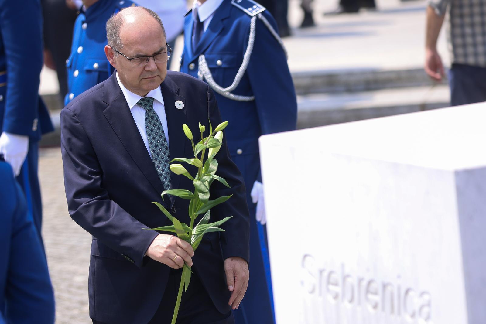 11.07.2023., Potocari, Bosna i Hercegovina - Brojni uzvanici polozili su cvijece na spomenik zrtvama genocida u Srebrenici. Photo: Armin Durgut/PIXSELL