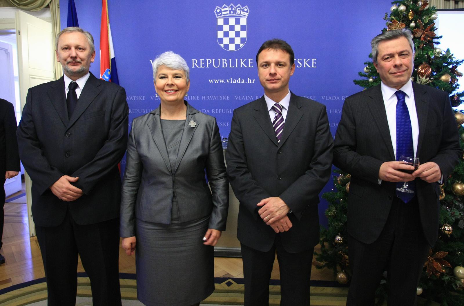 14.12.2011., Vlada, Zagreb - Jadranka Kosor primila je tim ljudi koji su pregovarali s Europskom unijom. Zahvalila im je za obavljen posao te se fotografirala s njima.rPhoto: Marko Prpic/PIXSELL