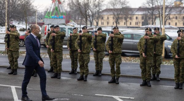 12.01.2024., Osijek - Urucenje prvih ugovora o vojnickoj sluzbi novim pripadnicima HV-a i docasnickih cinova pripadnicima 2. pješacke pukovnije. Svecanosti ke nazocio potpredsjednik Vlade Republike Hrvatske i ministar obrane Ivan Anusic i zamjenik nacelnika Glavnog stozera OS RH general-pukovnik Sinisa Jurkovic. Photo: Borna jaksic/PIXSELL