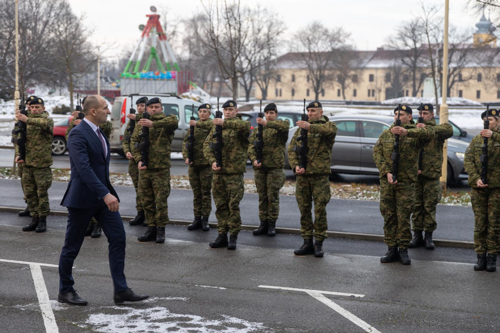 12.01.2024., Osijek - Urucenje prvih ugovora o vojnickoj sluzbi novim pripadnicima HV-a i docasnickih cinova pripadnicima 2. pješacke pukovnije. Svecanosti ke nazocio potpredsjednik Vlade Republike Hrvatske i ministar obrane Ivan Anusic i zamjenik nacelnika Glavnog stozera OS RH general-pukovnik Sinisa Jurkovic. Photo: Borna jaksic/PIXSELL
