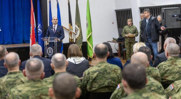 12.01.2024., Osijek - Urucenje prvih ugovora o vojnickoj sluzbi novim pripadnicima HV-a i docasnickih cinova pripadnicima 2. pješacke pukovnije. Svecanosti ke nazocio potpredsjednik Vlade Republike Hrvatske i ministar obrane Ivan Anusic i zamjenik nacelnika Glavnog stozera OS RH general-pukovnik Sinisa Jurkovic. Photo: Borna jaksic/PIXSELL
