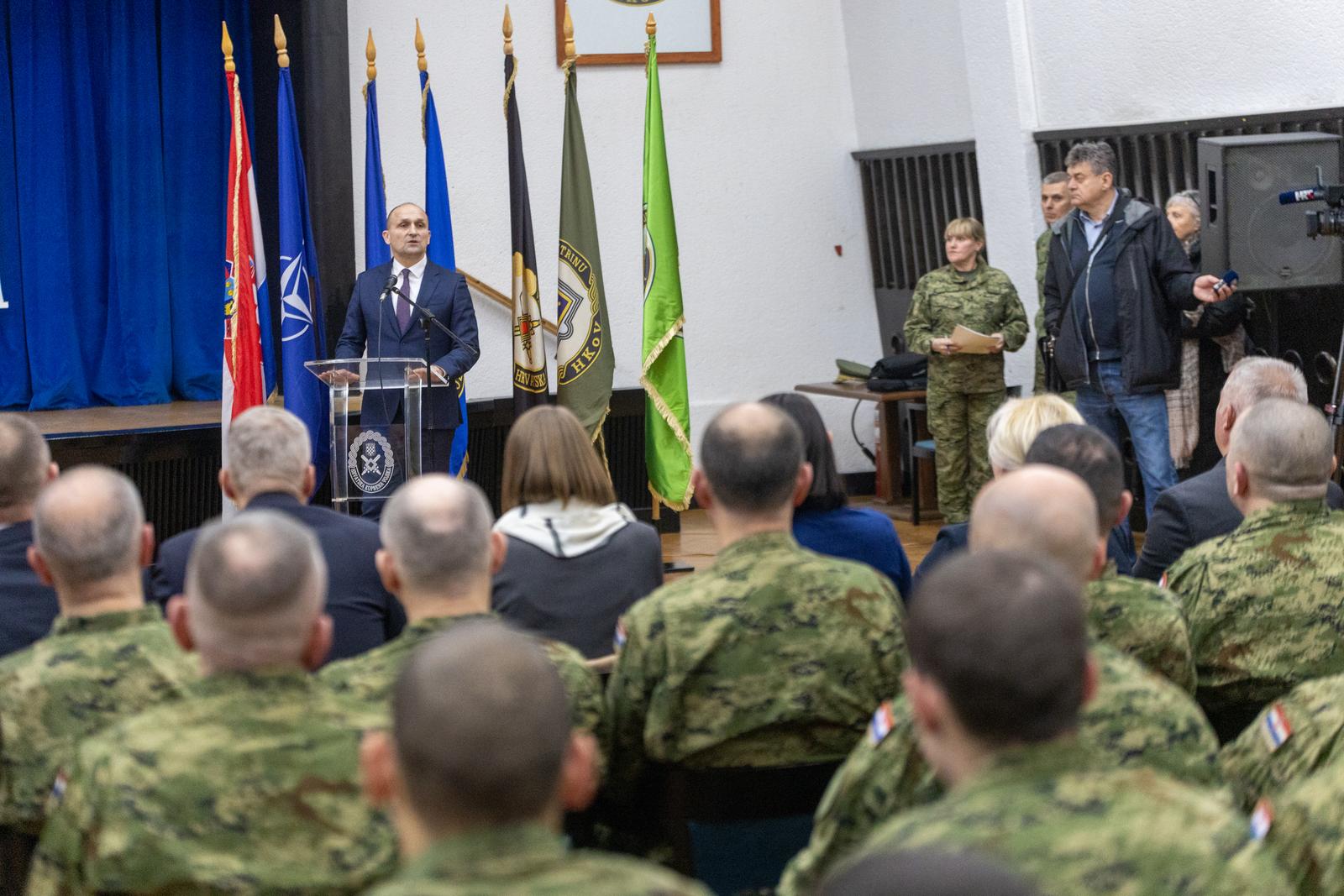 12.01.2024., Osijek - Urucenje prvih ugovora o vojnickoj sluzbi novim pripadnicima HV-a i docasnickih cinova pripadnicima 2. pješacke pukovnije. Svecanosti ke nazocio potpredsjednik Vlade Republike Hrvatske i ministar obrane Ivan Anusic i zamjenik nacelnika Glavnog stozera OS RH general-pukovnik Sinisa Jurkovic. Photo: Borna jaksic/PIXSELL