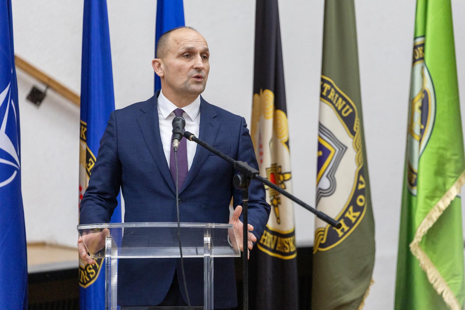 12.01.2024., Osijek - Urucenje prvih ugovora o vojnickoj sluzbi novim pripadnicima HV-a i docasnickih cinova pripadnicima 2. pješacke pukovnije. Svecanosti ke nazocio potpredsjednik Vlade Republike Hrvatske i ministar obrane Ivan Anusic i zamjenik nacelnika Glavnog stozera OS RH general-pukovnik Sinisa Jurkovic. Photo: Borna jaksic/PIXSELL