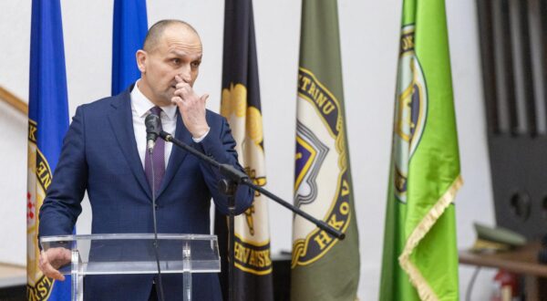 12.01.2024., Osijek - Urucenje prvih ugovora o vojnickoj sluzbi novim pripadnicima HV-a i docasnickih cinova pripadnicima 2. pješacke pukovnije. Svecanosti ke nazocio potpredsjednik Vlade Republike Hrvatske i ministar obrane Ivan Anusic i zamjenik nacelnika Glavnog stozera OS RH general-pukovnik Sinisa Jurkovic. Photo: Borna jaksic/PIXSELL
