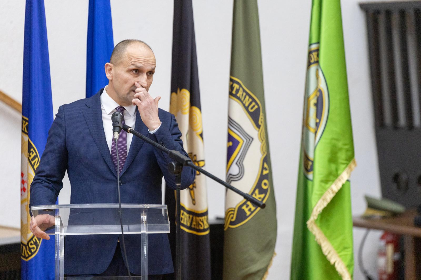 12.01.2024., Osijek - Urucenje prvih ugovora o vojnickoj sluzbi novim pripadnicima HV-a i docasnickih cinova pripadnicima 2. pješacke pukovnije. Svecanosti ke nazocio potpredsjednik Vlade Republike Hrvatske i ministar obrane Ivan Anusic i zamjenik nacelnika Glavnog stozera OS RH general-pukovnik Sinisa Jurkovic. Photo: Borna jaksic/PIXSELL