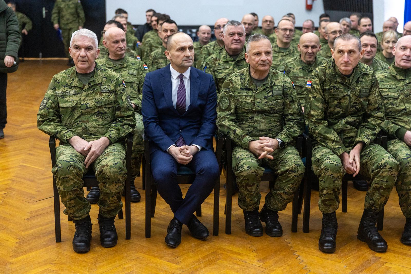 12.01.2024., Osijek - Urucenje prvih ugovora o vojnickoj sluzbi novim pripadnicima HV-a i docasnickih cinova pripadnicima 2. pješacke pukovnije. Svecanosti ke nazocio potpredsjednik Vlade Republike Hrvatske i ministar obrane Ivan Anusic i zamjenik nacelnika Glavnog stozera OS RH general-pukovnik Sinisa Jurkovic. Photo: Borna jaksic/PIXSELL