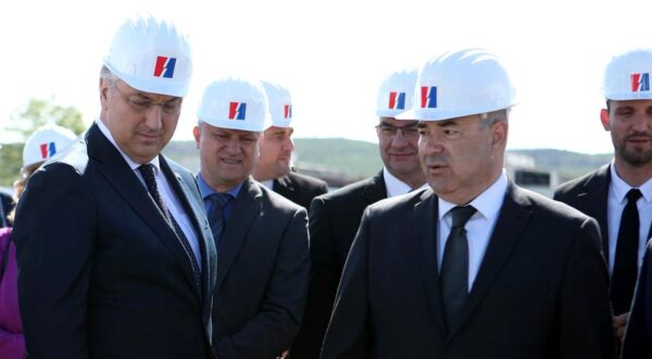 12.05.2023., Obrovac - Predsjednik Vlade RH, Andrej Plenkovic, i predsjednik Uprave HEP-a, Frane Barbaric, svecano pustili u rad suncanu elektranu Obrovac, koja je s instaliranom snagom od 8,7 MW i prikljucnom od 7,35 MW trenutacno najveca suncana elektrana u Hrvatskoj u komercijalnom pogonu. Photo: Sime Zelic/PIXSELL
