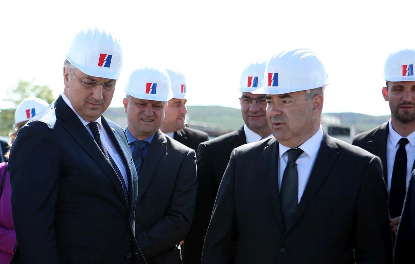 12.05.2023., Obrovac - Predsjednik Vlade RH, Andrej Plenkovic, i predsjednik Uprave HEP-a, Frane Barbaric, svecano pustili u rad suncanu elektranu Obrovac, koja je s instaliranom snagom od 8,7 MW i prikljucnom od 7,35 MW trenutacno najveca suncana elektrana u Hrvatskoj u komercijalnom pogonu. Photo: Sime Zelic/PIXSELL