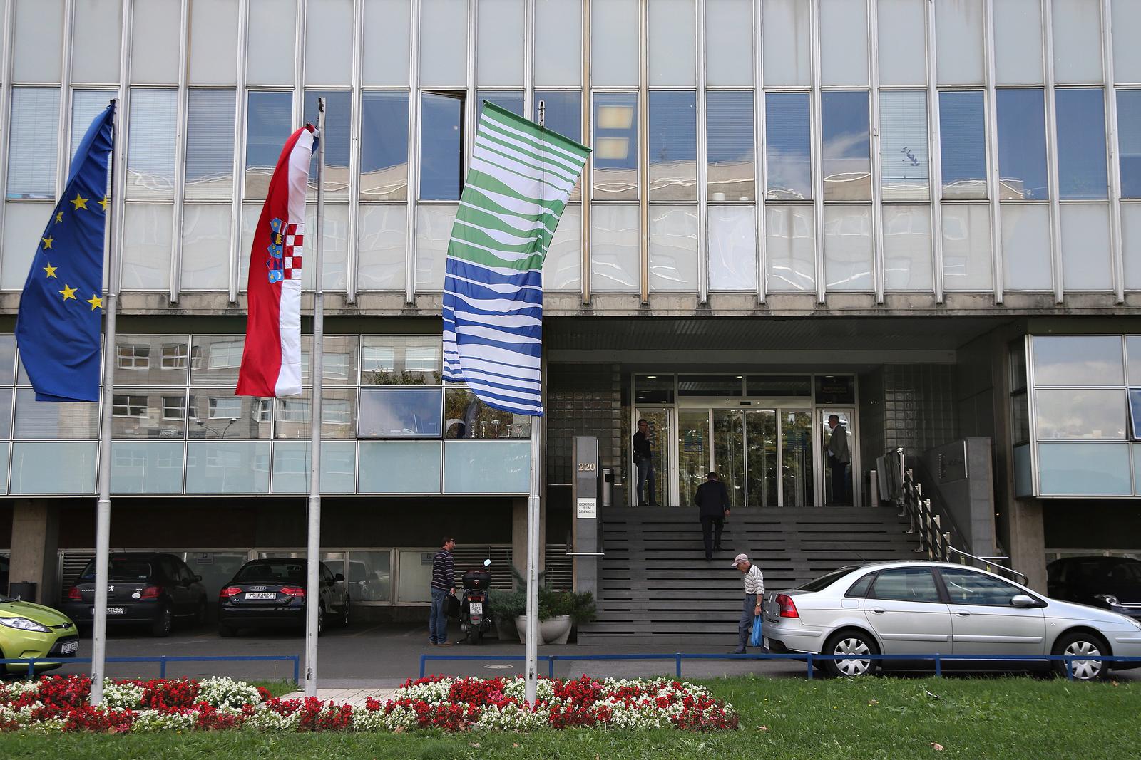 27.09.2012., Ulica grada Vukovara 220, Zagreb - Prvi potpredsjednik Vlade Republike Hrvatske Radmir Cacic i ministar poljoprivrede Tihomir Jakovina prisustvovali su svecanom potpisivanju ugovora za projekte u vodnom gospodarstvu vrijedne 866 milijuna kuna koji se financiraju u okviru Programa Vlade Republike Hrvatske - Pokretanje novog investicijskog ciklusa u mandatu 2012.-2015. Ugovor je potpisan u Hrvatskim vodama. Zgrada Hrvatskih voda u Vukovarskoj 220.rPhoto: Davor Puklavec/PIXSELL