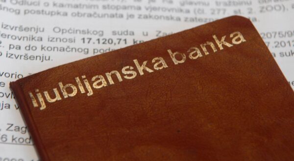 03.01.2013., Zadar - Nekadasnji klijent Ljubljanske banke Slavko Marusic, dobio je rjesenje o ovrsi. Banka mu je sjela na mirovinu i potrazuje oko 17 000 kn na ime duga od 8 kn iz 1989 godine ukljucujuci kamatu.r"nPhoto: Dino Stanin/PIXSELL