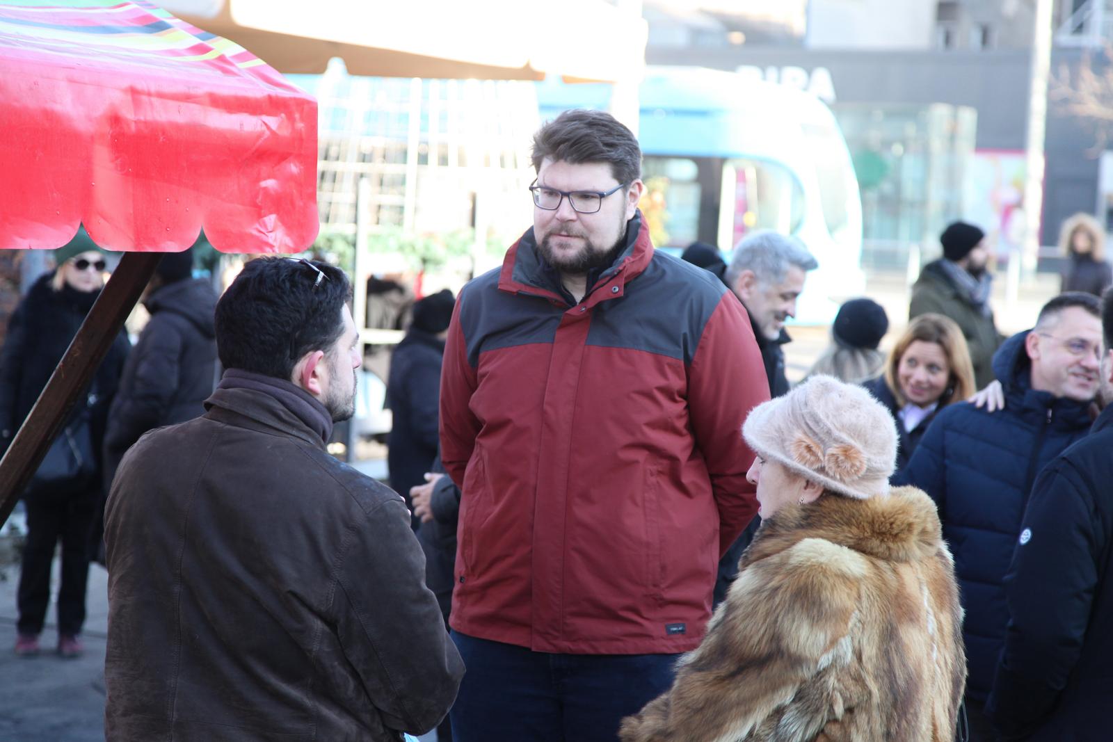 13.1.2024., Zagreb - Na Kvaternikovom trgu odrzano  je druzenje gradjana i SDP-ovih predstavnika Pedje Grbina te Branka Kolarica.  Photo: Luka Batelic/PIXSELL