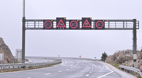 13.04.2021., Zadar - Na autocesti A1 vladaju zimsku uvjeti, te je promet otezan zbog snijega i vjetra. Photo: Dino Stanin/PIXSELL