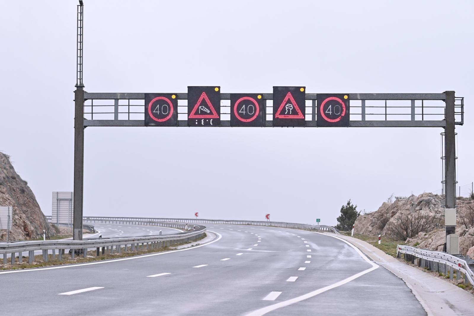13.04.2021., Zadar - Na autocesti A1 vladaju zimsku uvjeti, te je promet otezan zbog snijega i vjetra. Photo: Dino Stanin/PIXSELL