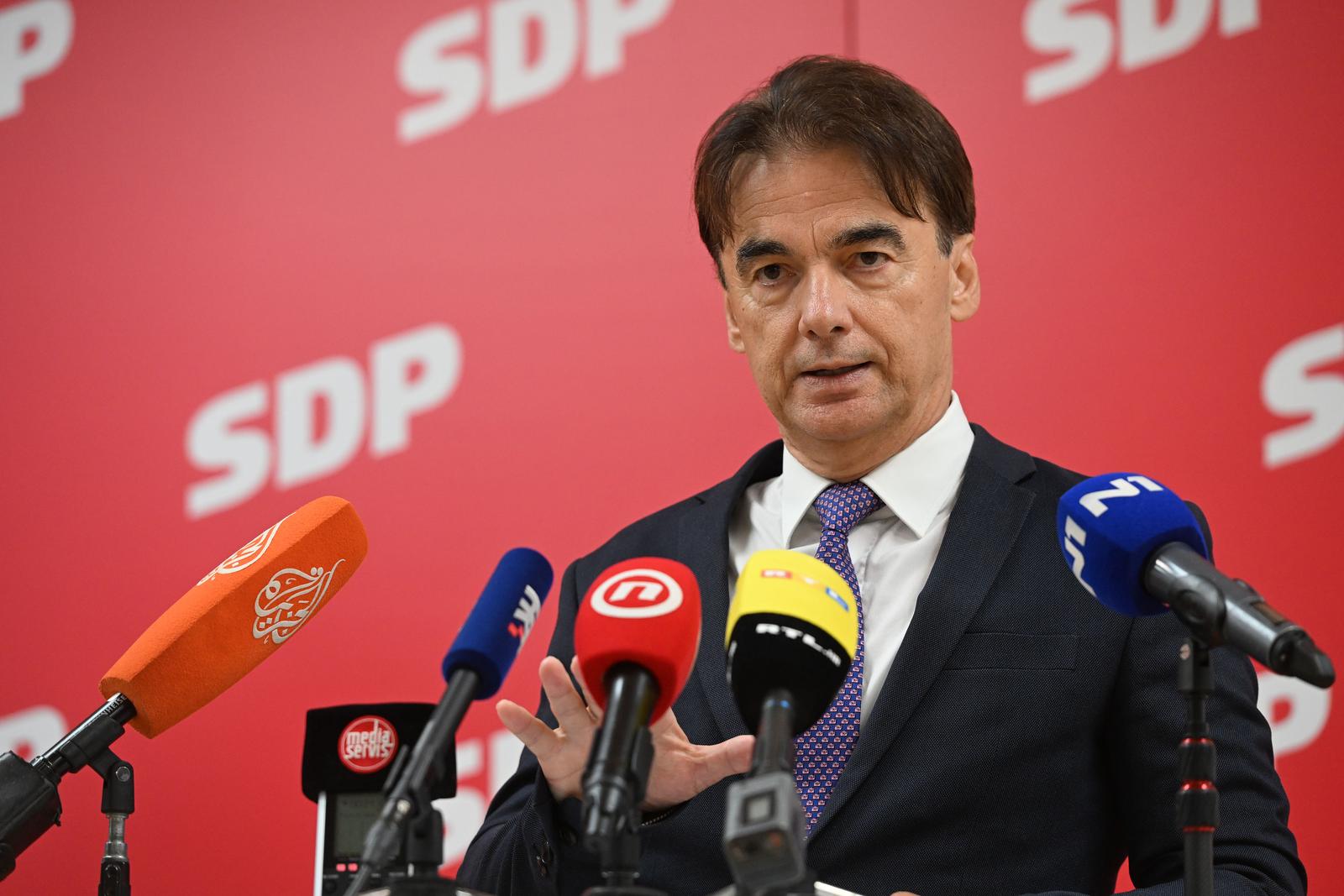 13.10.2023., Zagreb - U sjedistu SDP-a odrzana je  Konferencija za medije na kojoj je bioi predstavljen SDP-ov ekonomski program za rast placa, poboljsanje zivotnog standarda i smanjenje nejednakosti u drustvu.
Ekonomski program predstavli su predsjednik SDP-a Pedja Grbin, voditelj Sredisnjeg savjeta SDP-a prof. dr. sc. Josip Tica i saborski zastupnik prof. dr. sc. Branko Grcic. Photo: Davorin Visnjic/PIXSELL