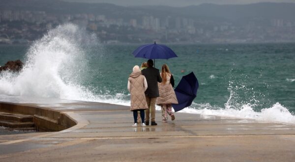13.12.2023., Opatija - Jugo na moru pred opatijskom plazom Slatina. Photo: Goran Kovacic/PIXSELL